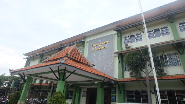 SMAN 13 Surabaya: Sekolah Negeri Berprestasi